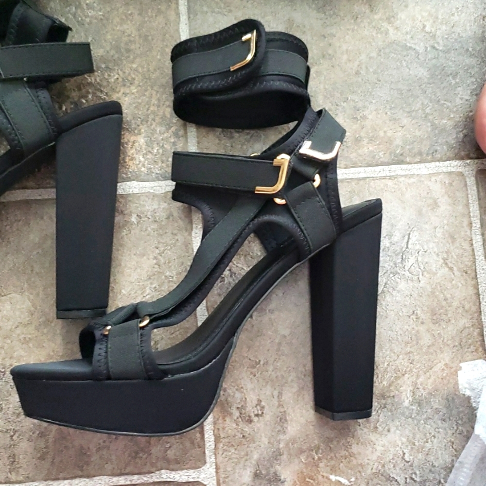 FASHION NOVA 6 INCH GLADIATOR STYLE CHUNKY PLATFORM HEELS SIZE 11